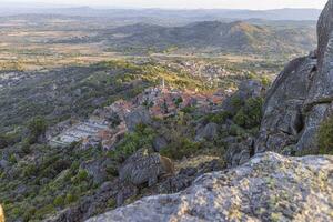 vue plus de déserté historique ville de monsant dans le Portugal pendant lever du soleil photo