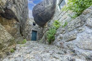 scène de une déserté rue de le historique ville de Monsanto dans le Portugal photo