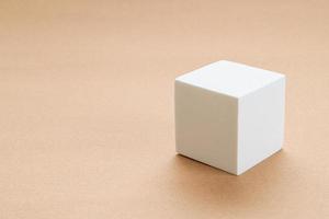 bloc blanc en forme de géométrie photo