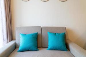 décoration d'oreillers confortables sur canapé dans le salon
