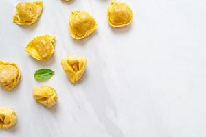 pâtes tortellini traditionnelles italiennes photo