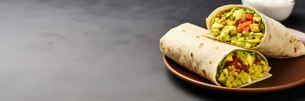 Fait main petit déjeuner burritos avec Frais guacamole et salsa isolé sur une blanc Contexte photo