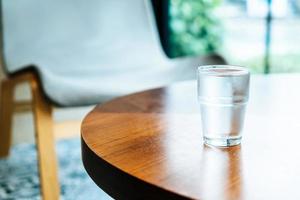 verre d'eau sur table en bois photo