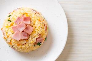 Riz frit maison au jambon sur assiette photo