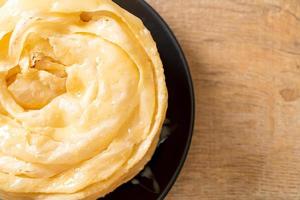 pâte roti croustillante frite avec du lait concentré sucré photo