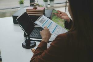 affaires et avocats discutant des documents contractuels avec une échelle en laiton sur le bureau au bureau. droit, services juridiques, conseils, image de concept de justice et de droit avec effet de grain de film photo