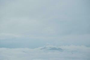 Montagne intervalle avec visible silhouettes par le Matin bleu brouillard. photo