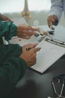 groupe de médecins en train de lire une document dans réunion pièce à hôpital photo