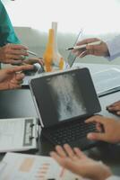 groupe de médecins en train de lire une document dans réunion pièce à hôpital photo