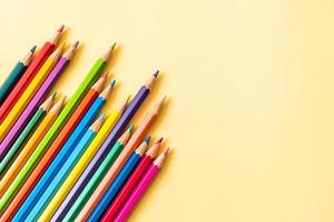 crayons de couleur sur fond jaune avec espace de copie photo