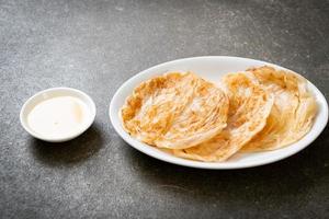 Roti avec dessert au lait concentré sucré - style de cuisine musulmane photo