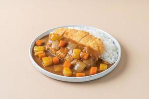 curry d'escalope de porc frit avec du riz - style de cuisine japonaise photo