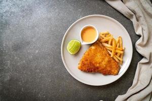 poisson frit et chips de pommes de terre photo