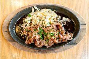 porc teriyaki dans une poêle chaude avec du chou - style de cuisine japonaise
