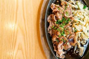 porc teriyaki dans une poêle chaude avec du chou - style de cuisine japonaise