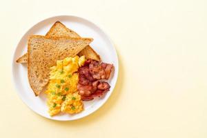 oeuf brouillé avec pain grillé et bacon pour le petit déjeuner photo