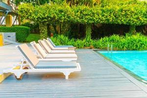 Chaises piscines autour des piscines de l'hôtel resort - concept de vacances et de vacances photo