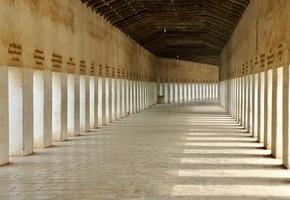 un couloir du temple shwezigon dans l'après-midi, bagan, myanmar photo