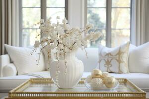 blanc et or Accueil l'automne décoration. fleurs supporter dans une vase sur le table suivant à le luxe canapé. élégant Accueil décor. génératif ai photo