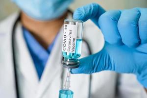 médecin tenant une seringue avec le développement d'un vaccin médical à l'usage des médecins pour traiter les patients malades vaccin contre le coronavirus covid-19 à l'hôpital.