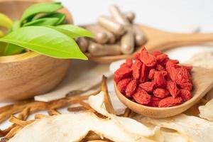 médecine chinoise aux herbes avec des baies de goji pour une bonne santé. photo