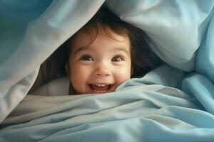 mignonne peu bébé en dessous de couverture à maison. content enfance concept. ai généré pro photo