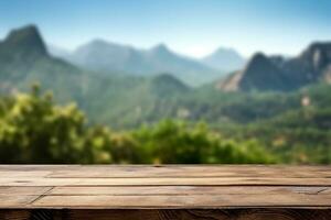 vide en bois table avec Montagne vue et bleu ciel Contexte photo