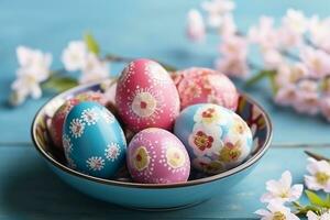 coloré Pâques des œufs avec Sakura fleurs sur bleu en bois Contexte photo