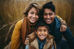 Indien une famille en portant les enfants dans leur bras dans une parc photo