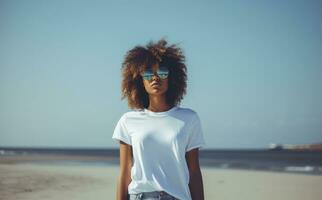 belle fille de surfeur sur la plage photo