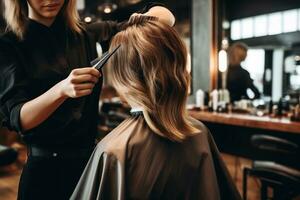 coiffeur Coupe femme dans salon. photo