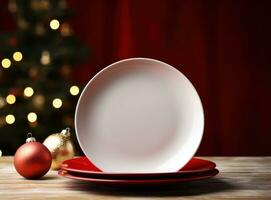 une assiette avec décorations sur blanc table pour Noël temps photo