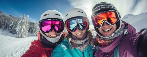une groupe de skieurs portant ski des lunettes de protection et gants photo