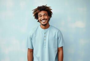 une souriant blond homme dans une bleu chemise photo