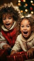 excité les enfants ouverture leur présente sur Noël Matin photo