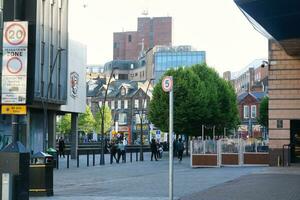 faible angle vue de central luton ville et centre ville bâtiments près central chemin de fer station de luton ville, Angleterre génial Bretagne Royaume-Uni. le image capturé sur clair ensoleillé journée de juin 2ème, 2023 photo