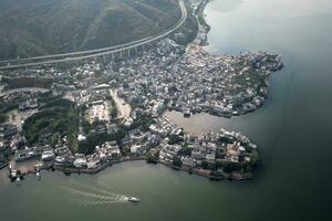 village et Lac dans shuanglang, Yunnan, Chine. photo