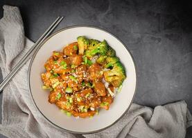 délicieux sucré couper poulet riz, sésame graines, tranché printemps oignons, brocoli, et des légumes. asiatique nourriture, Japonais aliments. Haut vue photo