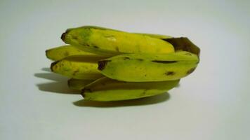 banane isolé blanc, une populaire fruit cette est facile à manger par enlever ses épais peau, musa paradisiaque, contient vitamines un, c, et b6 à renforcer le corps immunité. photo