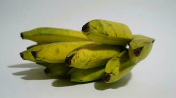 banane isolé blanc, une populaire fruit cette est facile à manger par enlever ses épais peau, musa paradisiaque, contient vitamines un, c, et b6 à renforcer le corps immunité. photo