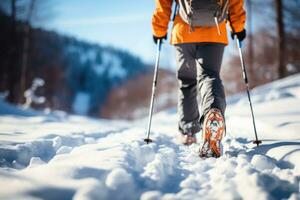 course en marchant dans l'hiver. hiver actif des loisirs dans le montagnes, hiver tenue de sport. femelle jambes dans hiver bottes fermer photo