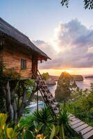 magnifique lever du soleil à le arbre maison dans Nusa Penida île Bali, Indonésie photo