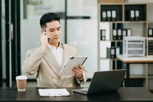 homme d'affaires mature directeur exécutif regardant un ordinateur portable regardant une formation de webinaire en ligne ou ayant une vidéoconférence de réunion virtuelle faisant des études de marché travaillant au bureau. photo