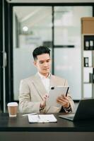 homme d'affaires mature directeur exécutif regardant un ordinateur portable regardant une formation de webinaire en ligne ou ayant une vidéoconférence de réunion virtuelle faisant des études de marché travaillant au bureau. photo