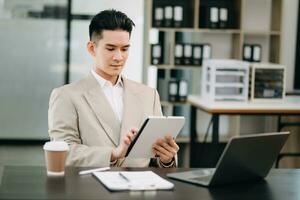 homme d'affaires mature directeur exécutif regardant un ordinateur portable regardant une formation de webinaire en ligne ou ayant une vidéoconférence de réunion virtuelle faisant des études de marché travaillant au bureau. photo