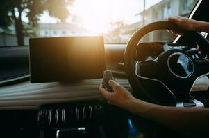 moniteur dans la voiture ev avec écran blanc isolé utilisé pour le gps. isolé sur blanc avec un tracé de détourage. écran de voiture avec écran vide. détails intérieurs de voiture modernes. photo