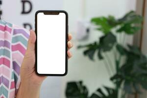 main en portant téléphone blanc filtrer, mobile téléphone blanc écran photo