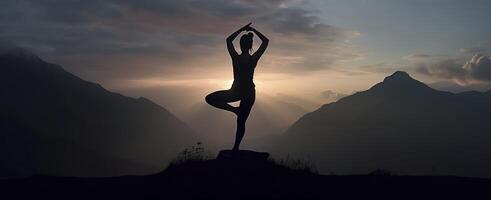 silhouette de une femme pratiquant yoga dans le sommet avec Montagne Contexte. ai généré photo