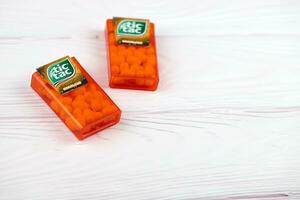 gouttes tic tac au goût d'orange. les tic tacs sont fabriqués par le confiseur italien ferrero et ont été produits pour la première fois en 1968 photo