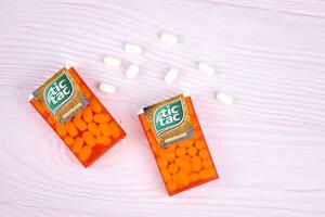 gouttes tic tac au goût d'orange. les tic tacs sont fabriqués par le confiseur italien ferrero et ont été produits pour la première fois en 1968 photo